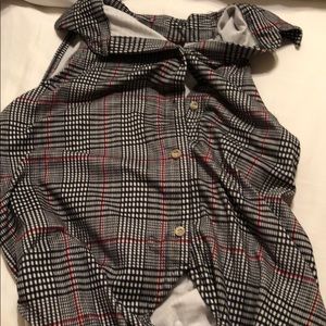 Sleeveless shirt with collar